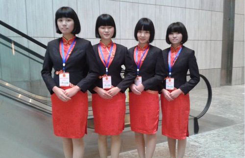 海口“兩會”代替委員穿冬裝 禮節小姐著短裙